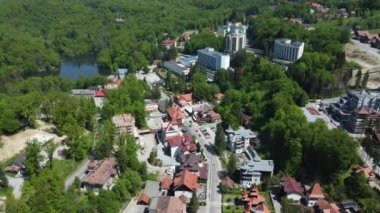 Balo terapi tedavisiyle ünlüdür.