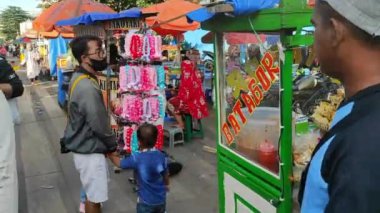 Jakarta 'nın eski kasabasında insanlar sokakta yürüyor.