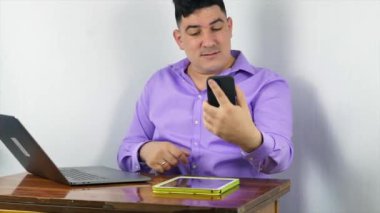 Laptopta eylem yapan bir adam. Selamlama, duygu ve video görüşmeleri yapıyor.