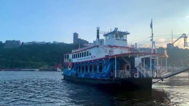 Rivers Queen Cruise Gateway Clipper Στο Riverfront Του Ποταμού Allegheny — Αρχείο Βίντεο