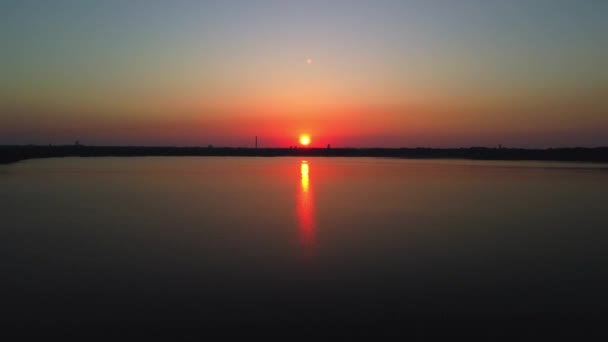 Time Lapse Lake Surface Reflecting Beautiful Red Sunset — 비디오
