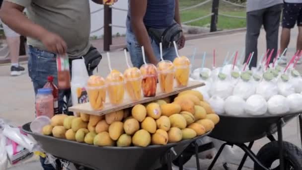 Footage Outdoor Market Selling Mango Coconut Fifth Avenue Mexico — Vídeos de Stock