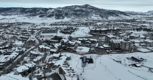 Uma Vista Deslumbrante Olho Pássaro Aldeia Coberta Neve Com Montanhas — Vídeo de Stock