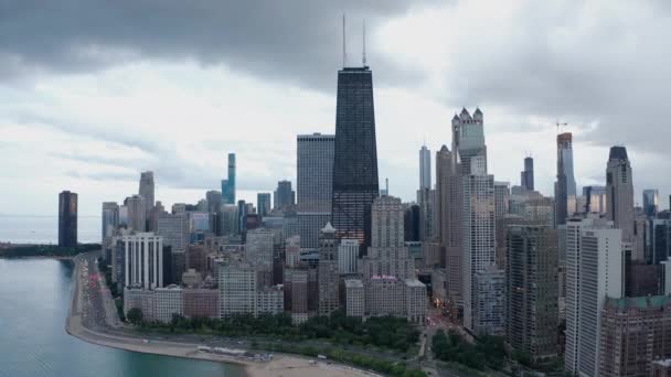 在乌云密布的天空下 有现代建筑和摩天大楼的芝加哥高角镜头 — 图库视频影像