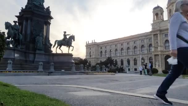 Time Lapse Tourists Front Maria Theresa Monument Vienna Cloudy Day — Vídeo de Stock