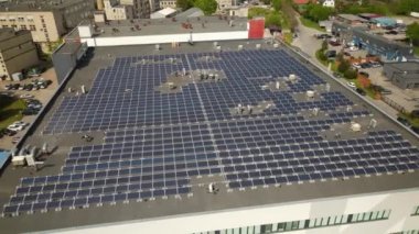 Kaunas, Litvanya 'da güneş panelleri olan güzel bir ev manzarası.