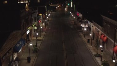 Naperville, Illinois, ABD 'deki bir yerleşim bölgesinin gece hava görüntüsü.
