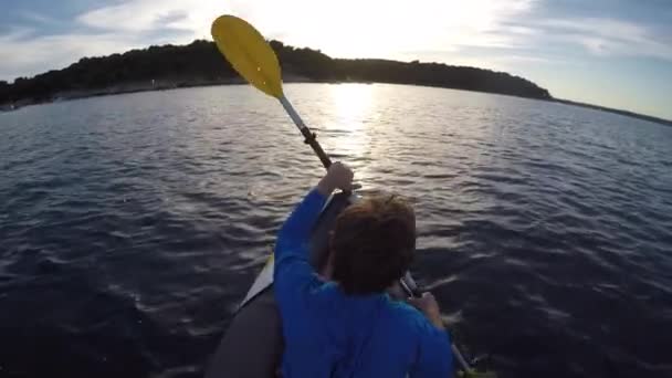 一个高角度的观点 一个高加索女人在湖上划船 — 图库视频影像
