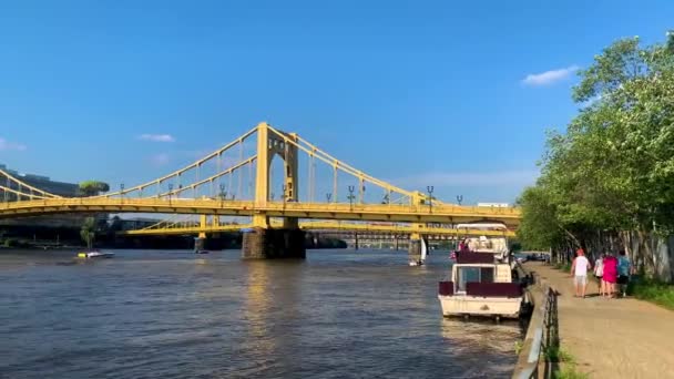 Blue Sky Andy Warhol Bridge Seen Allegheny River Waterfront Pittsburgh — Stockvideo