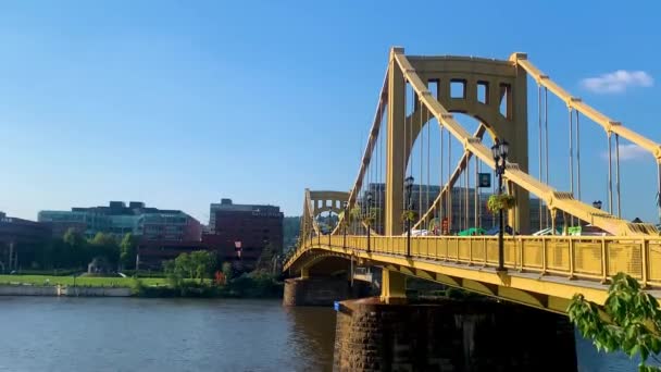 Blue Sky Andy Warhol Bridge Seen Allegheny River Waterfront Pittsburgh — Vídeo de Stock