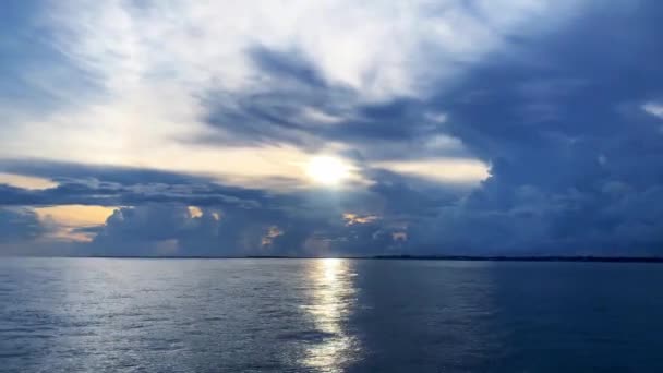 Μια Όμορφη Θάλασσα Κάτω Από Ένα Συννεφιασμένο Ουρανό Ηλιοβασιλέματος — Αρχείο Βίντεο