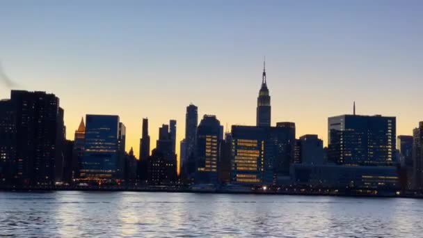 在夕阳西下的天空背景上 从河里看到的明亮的纽约天际线的美丽景色 — 图库视频影像