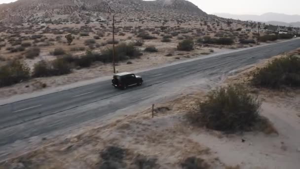 Повітряний Вид Фургона Mercedes Який Їхав Через Пальмдейл Штат Каліфорнія — стокове відео