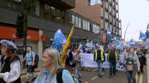 Одним Знаменем Марш Протеста Независимость Шотландии Флагами Баннерами Глазго Великобритания — стоковое видео