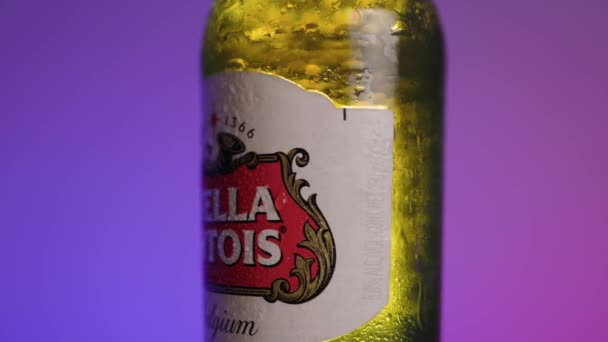 Ένα Σιγά Σιγά Περιστρεφόμενο Μπουκάλι Φρέσκιας Παγωμένης Μπύρας Stella Artois — Αρχείο Βίντεο