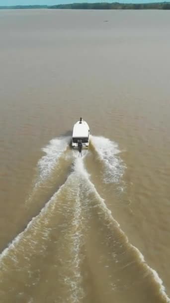 Vertical Drone Footage Motorboat Floating Brown Water Surface — Wideo stockowe