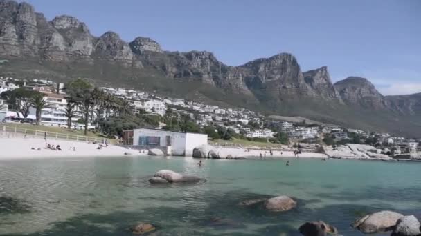 Arkasında Dağlar Olan Deniz Kıyısında Manzaralı Bir Mimari — Stok video
