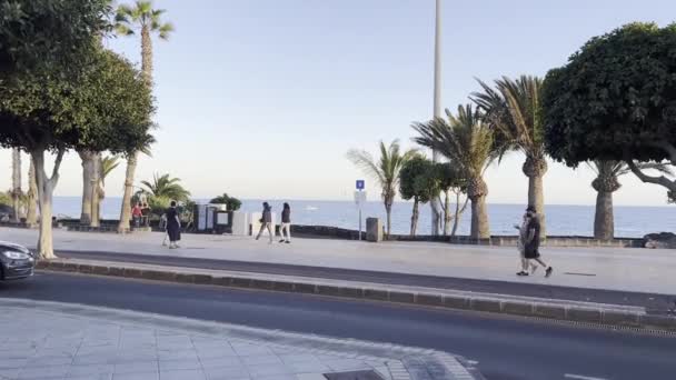 夕日の間 スペインのプエルト カルメンの遊歩道を歩く人々 — ストック動画