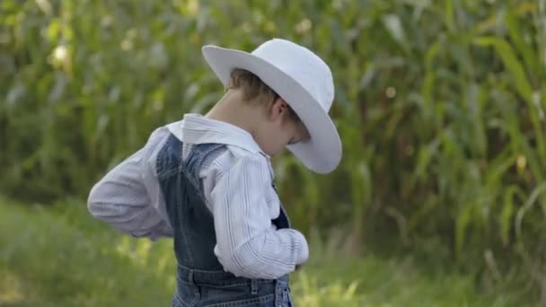 Κοντινό Πλάνο Ενός Μικρού Αγοριού Ένα Λευκό Καουμπόικο Καπέλο Που — Αρχείο Βίντεο
