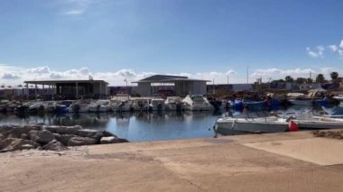 Küçük bir limanda park edilmiş balıkçı tekneleri.