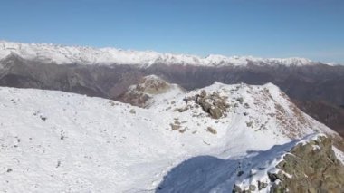 Soğuk bir kış gününde mavi gökyüzünün altındaki İtalyan Alplerinin güzel bir manzarası.