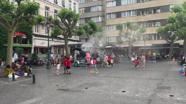 Jen Málo Dětí Hrálo Horkém Dni Bruselu Stříkačkou Proudem — Stock video