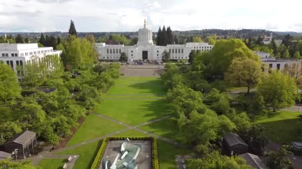 Aerial Drone Footage Oregon State Capitol Salem Vast Green Park — Stock video