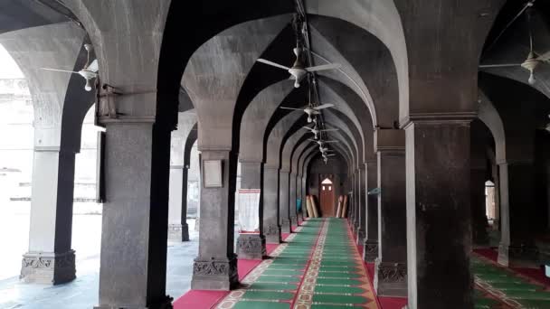 Jama Masjid令人惊奇的96根柱子和75个拱门在没有屋顶的印度清真寺的祈祷大厅 中央区Burhanpur的Kali Masjid Aka Jama Masjid — 图库视频影像