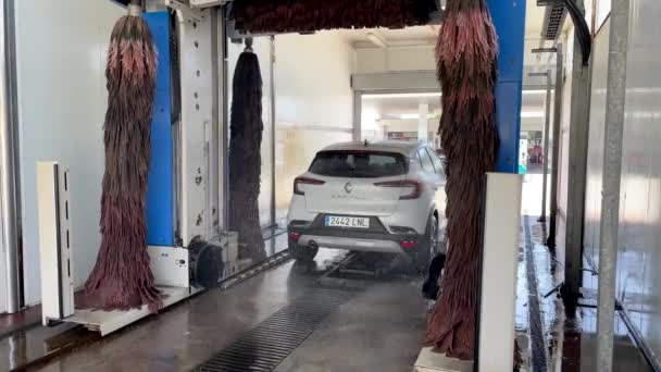 2022年5月6日スペイン マドリード トンネル内での自動洗浄時の車両の後方表示 — ストック動画