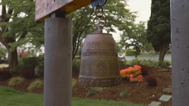 不列颠哥伦比亚省温哥华市维多利亚市中心的一个大铁钟 — 图库视频影像