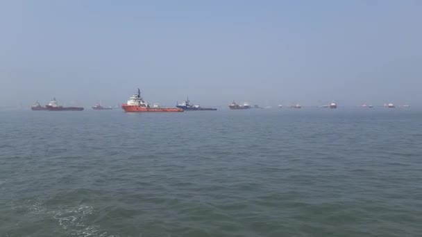 日落时分 在孟买旅游胜地附近港口的渡船和游艇的实时摄像 — 图库视频影像