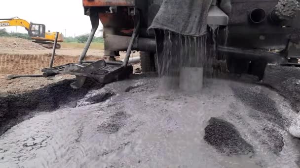 Groundwater Coming Casing Pipe While Digging Borewell Borewell Machine — Vídeo de Stock