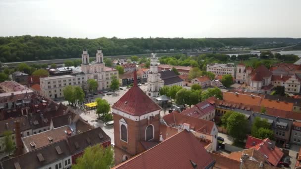 リトアニアのカウナスにあるサン ピエトロ大聖堂とポール大聖堂の空中写真 — ストック動画