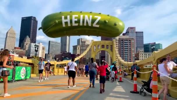Pessoas Multidão Desfrutar Durante Pickelsburgh Pickle Food Festival Pittsburgh Pensilvânia — Vídeo de Stock