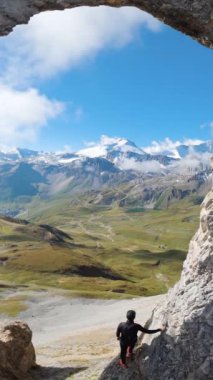 Güzel bir dağ manzarası büyüleyici bir manzara.