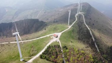 Dağlardaki eolik jeneratörler rüzgarla savruluyor.
