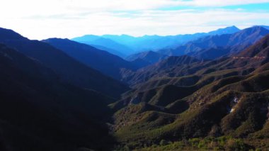 Üzerinde sakin bir gökyüzü olan Baldy Dağı 'nın muhteşem kuş bakışı görüntüsü.