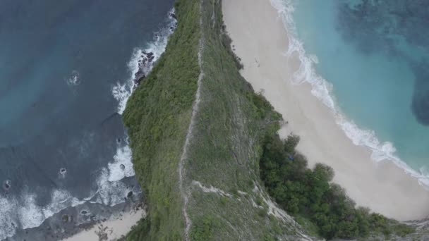 从印度尼西亚巴厘岛的岩石山两侧俯瞰大海的风景 — 图库视频影像