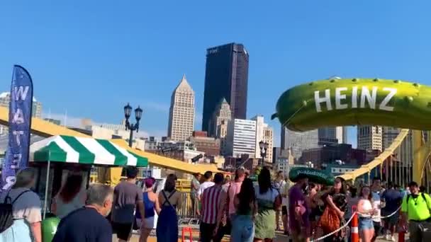 Folk Publiken Njuta Pickelsburgh Pickle Food Festival Pittsburgh Pennsylvania Sommaren — Stockvideo