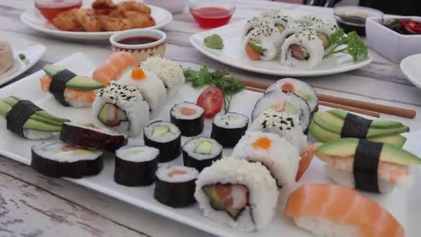 Eine Nahaufnahme Köstlicher Sushi Sets Auf Weißen Tellern — Stockvideo