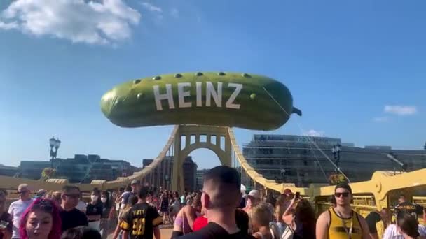 사람들은 여름에 하인츠 하늘에 피츠버그 축제를 즐기고 — 비디오