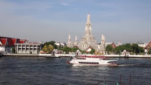 泰国曼谷的泰坦寺Wat Arun和Chao Phraya河 — 图库视频影像
