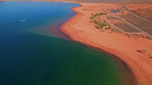 Una Vista Aérea Hermoso Mar Cerca Las Montañas — Vídeo de stock