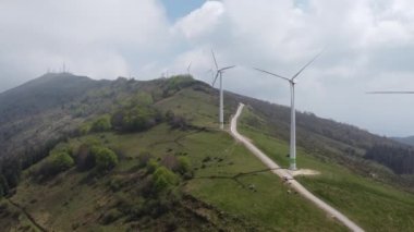 Dağlardaki eolik jeneratörler rüzgarla savruluyor.