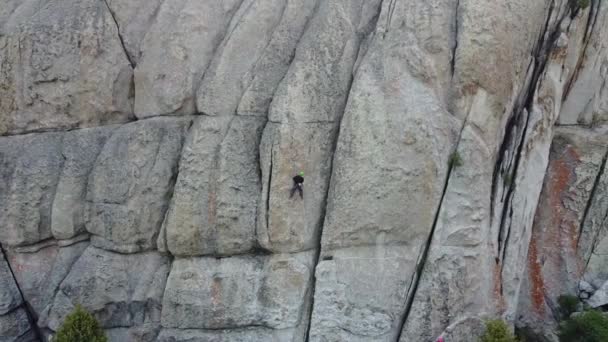 Footage Moving Backwards Big White Textured Cliff Mountain Climber — Stockvideo