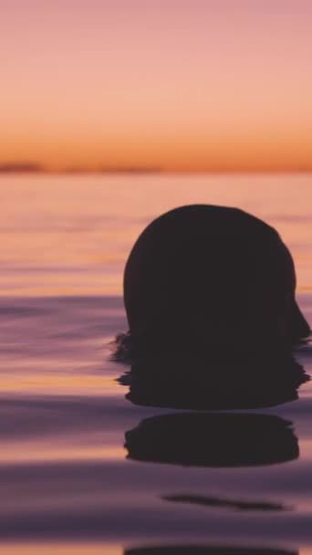 Beautiful Caucasian Woman Diving Water Fixing Her Hair Coming Out — Vídeo de stock