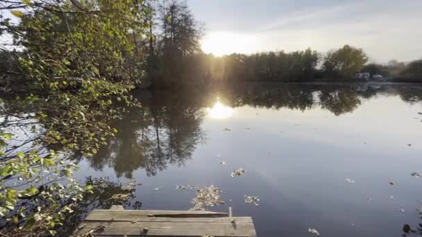 Маленьке Озеро Заході Сонця Немає Людей Дерева Навколо Осінній Час — стокове відео