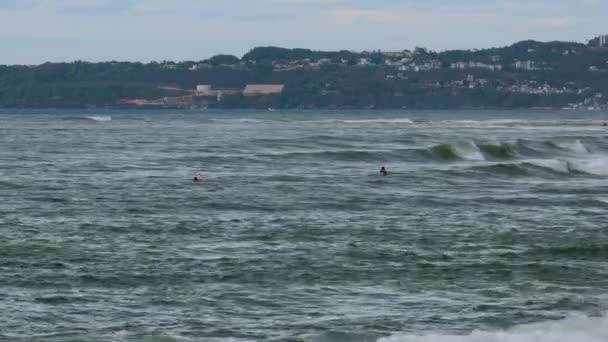 Surfer Subordinates Waves Aguada Beach — Stockvideo