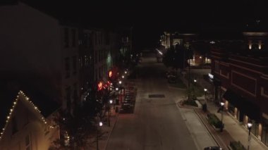 Naperville, Illinois, ABD 'de gece vakti rastgele bir caddenin hava görüntüsü