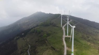 Dağlardaki eolik jeneratörler rüzgarla savruluyor.